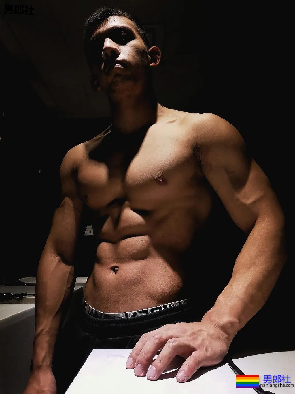 漫展黝黑筋肉男火了！短发天菜体育生小钢砲，这身腱子肉绝了！ - 51虹马