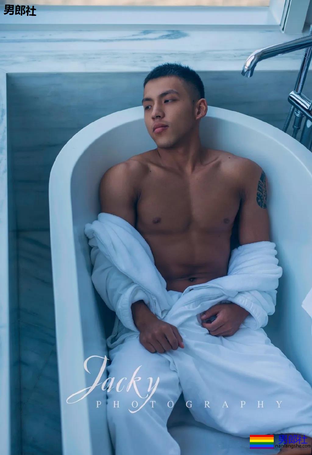 漫展黝黑筋肉男火了！短发天菜体育生小钢砲，这身腱子肉绝了！ - 51虹马