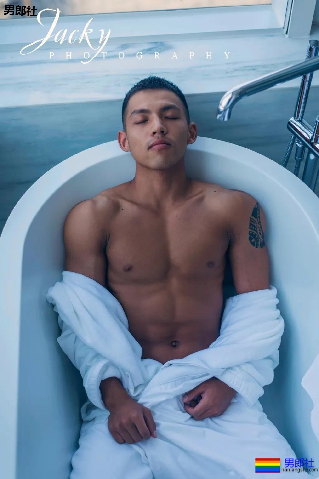 漫展黝黑筋肉男火了！短发天菜体育生小钢砲，这身腱子肉绝了！ - 51虹马