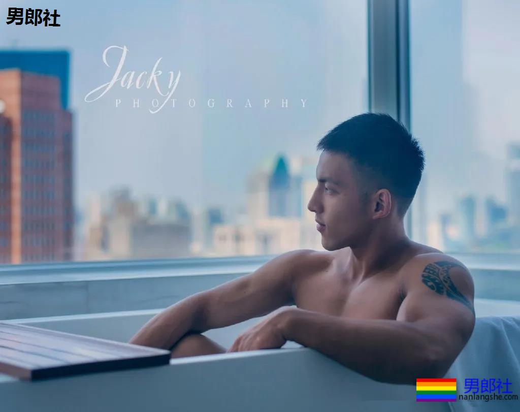 漫展黝黑筋肉男火了！短发天菜体育生小钢砲，这身腱子肉绝了！ - 51虹马