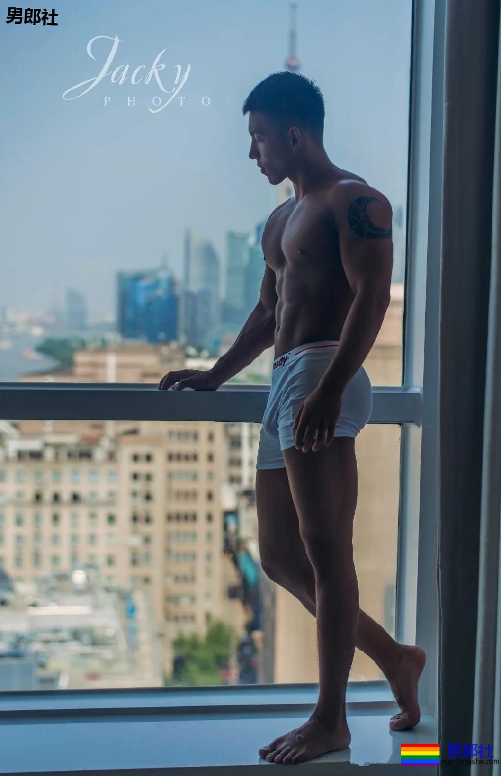 漫展黝黑筋肉男火了！短发天菜体育生小钢砲，这身腱子肉绝了！ - 51虹马