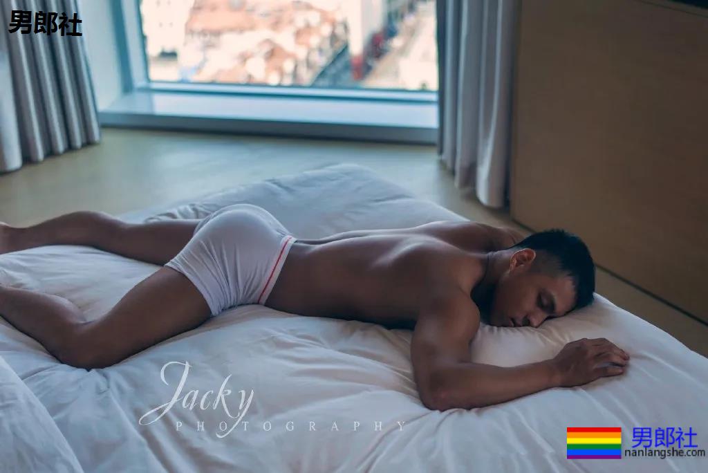 漫展黝黑筋肉男火了！短发天菜体育生小钢砲，这身腱子肉绝了！ - 51虹马