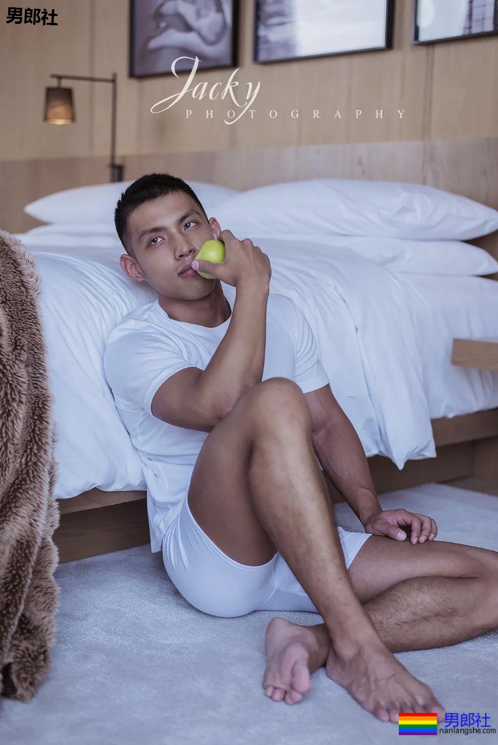 漫展黝黑筋肉男火了！短发天菜体育生小钢砲，这身腱子肉绝了！ - 51虹马