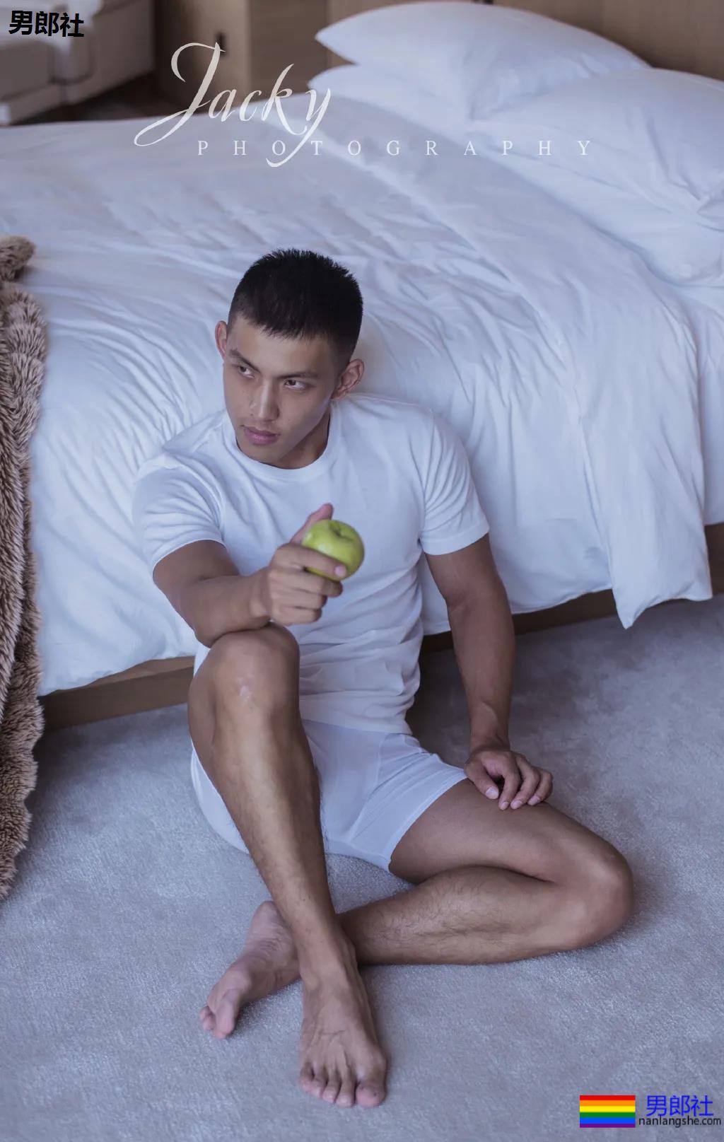 漫展黝黑筋肉男火了！短发天菜体育生小钢砲，这身腱子肉绝了！ - 51虹马