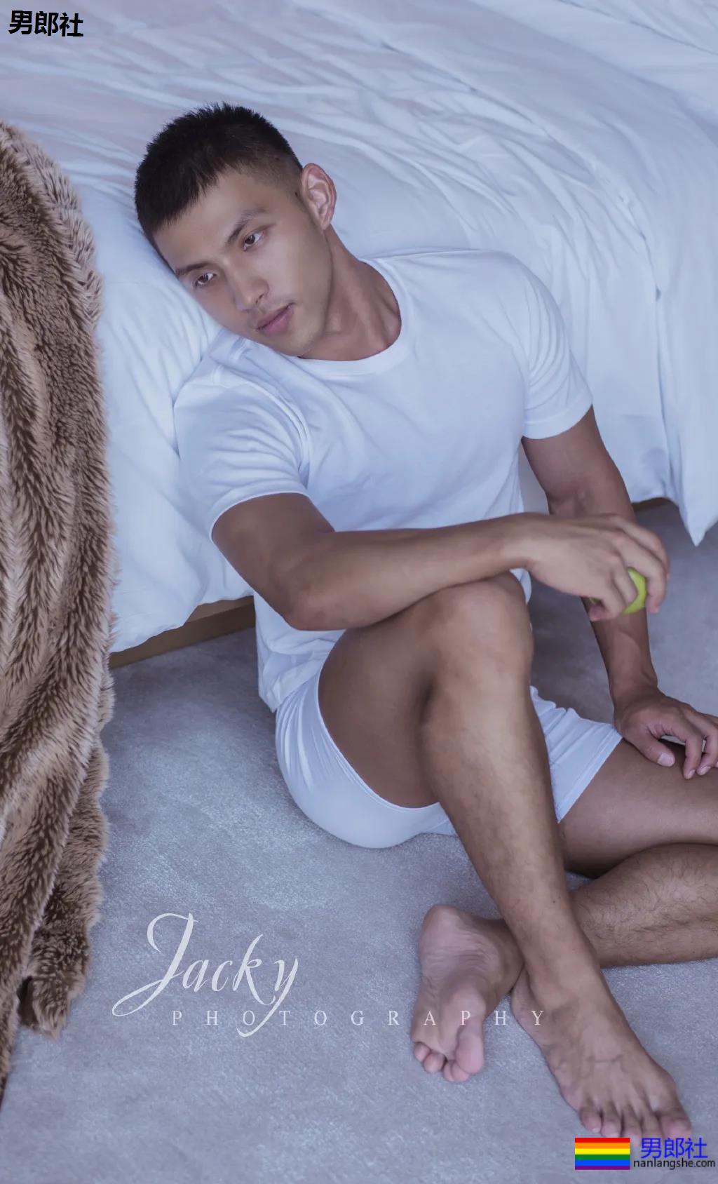 漫展黝黑筋肉男火了！短发天菜体育生小钢砲，这身腱子肉绝了！ - 51虹马