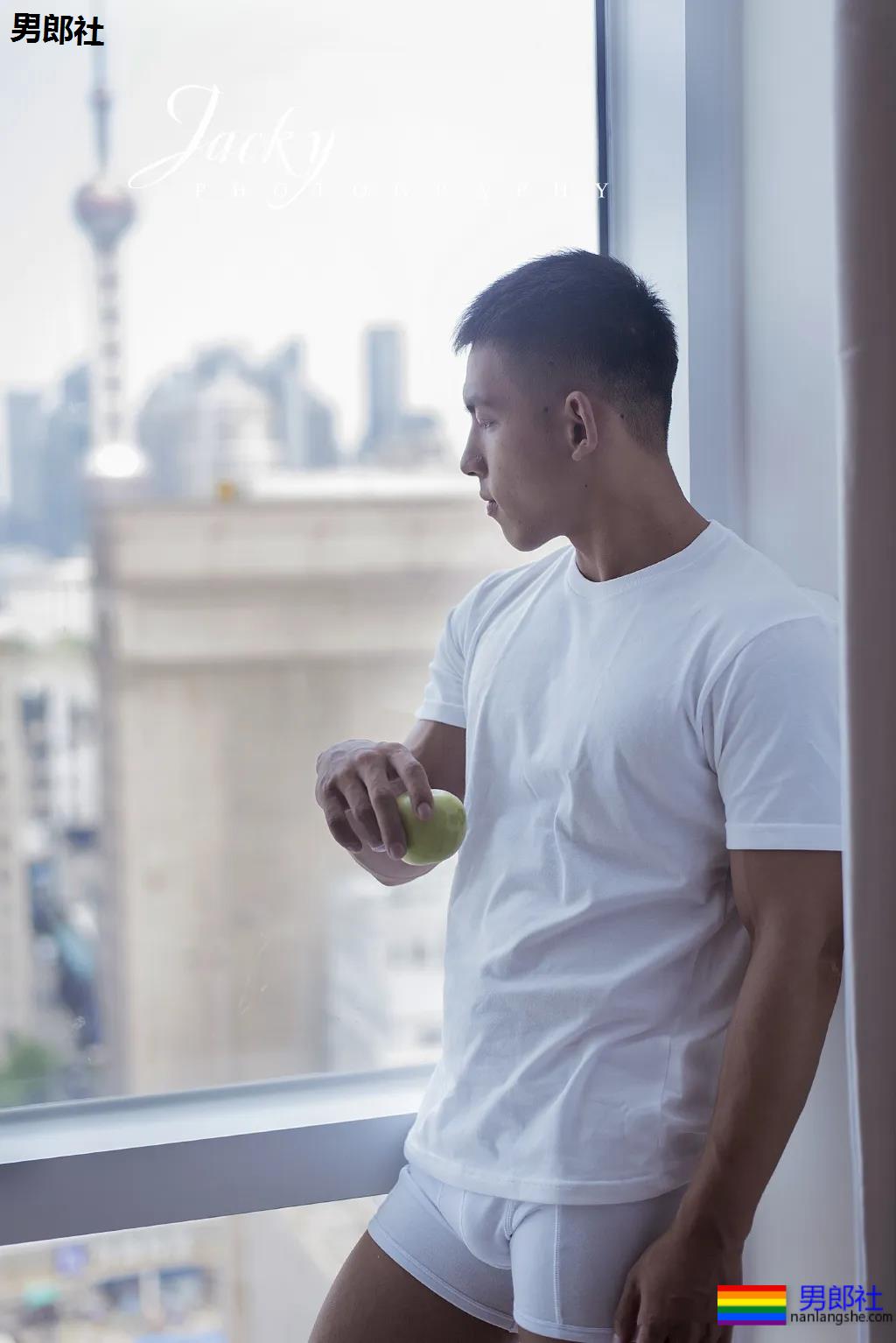 漫展黝黑筋肉男火了！短发天菜体育生小钢砲，这身腱子肉绝了！ - 51虹马