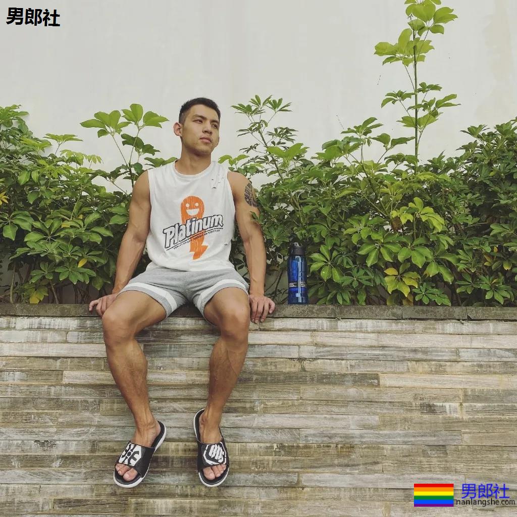 漫展黝黑筋肉男火了！短发天菜体育生小钢砲，这身腱子肉绝了！ - 51虹马