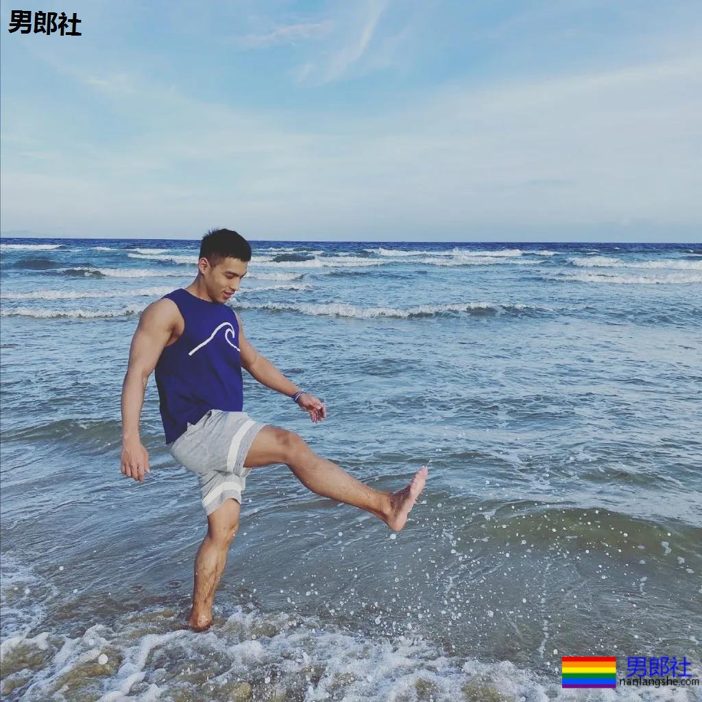 漫展黝黑筋肉男火了！短发天菜体育生小钢砲，这身腱子肉绝了！ - 51虹马