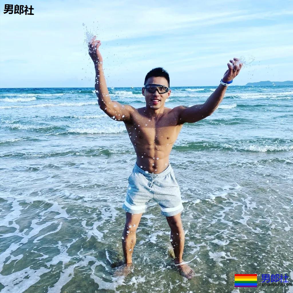 漫展黝黑筋肉男火了！短发天菜体育生小钢砲，这身腱子肉绝了！ - 51虹马