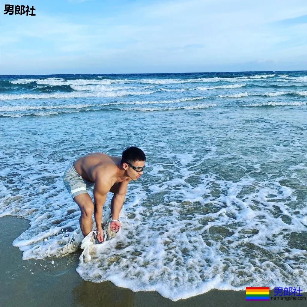 漫展黝黑筋肉男火了！短发天菜体育生小钢砲，这身腱子肉绝了！ - 51虹马