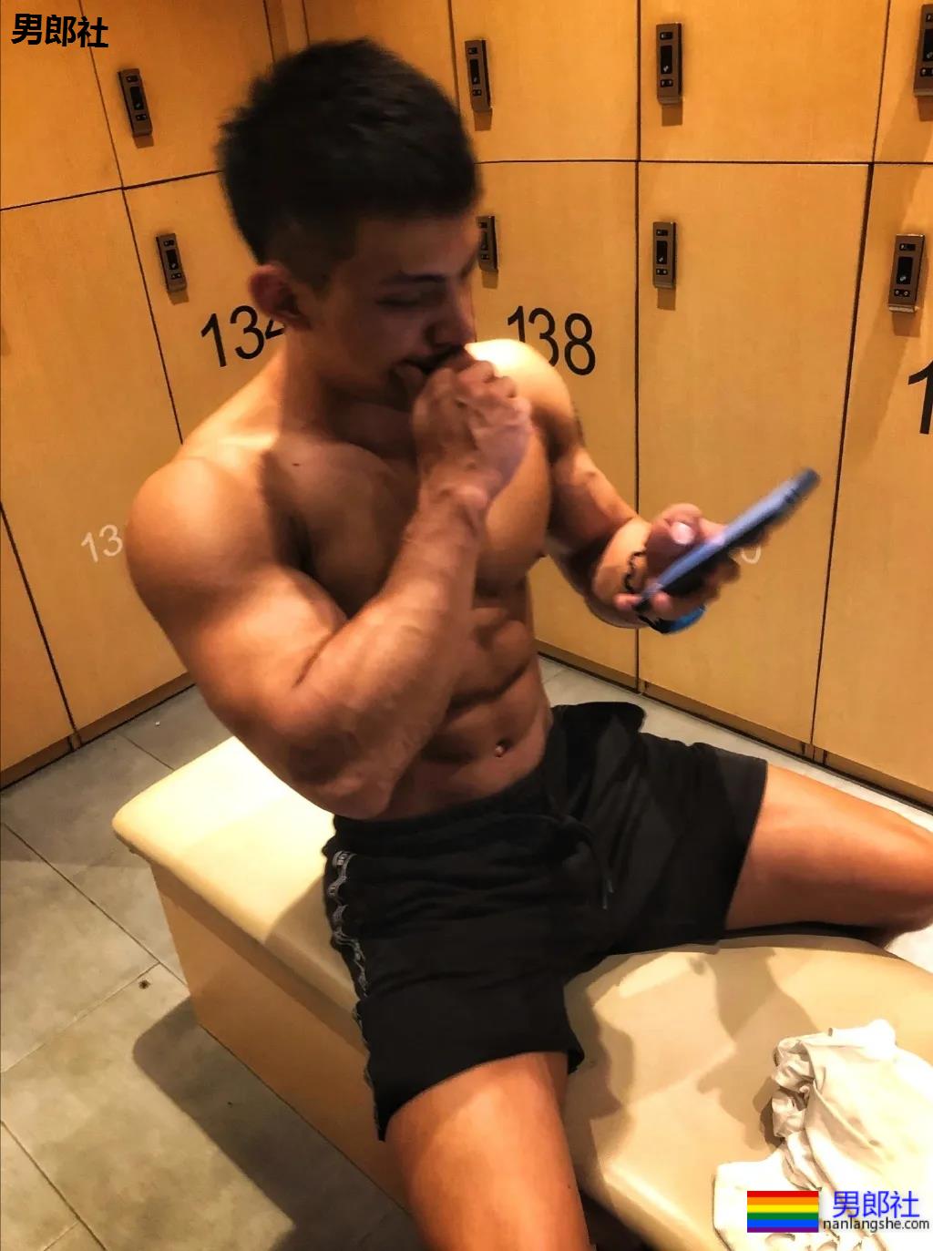 漫展黝黑筋肉男火了！短发天菜体育生小钢砲，这身腱子肉绝了！ - 51虹马