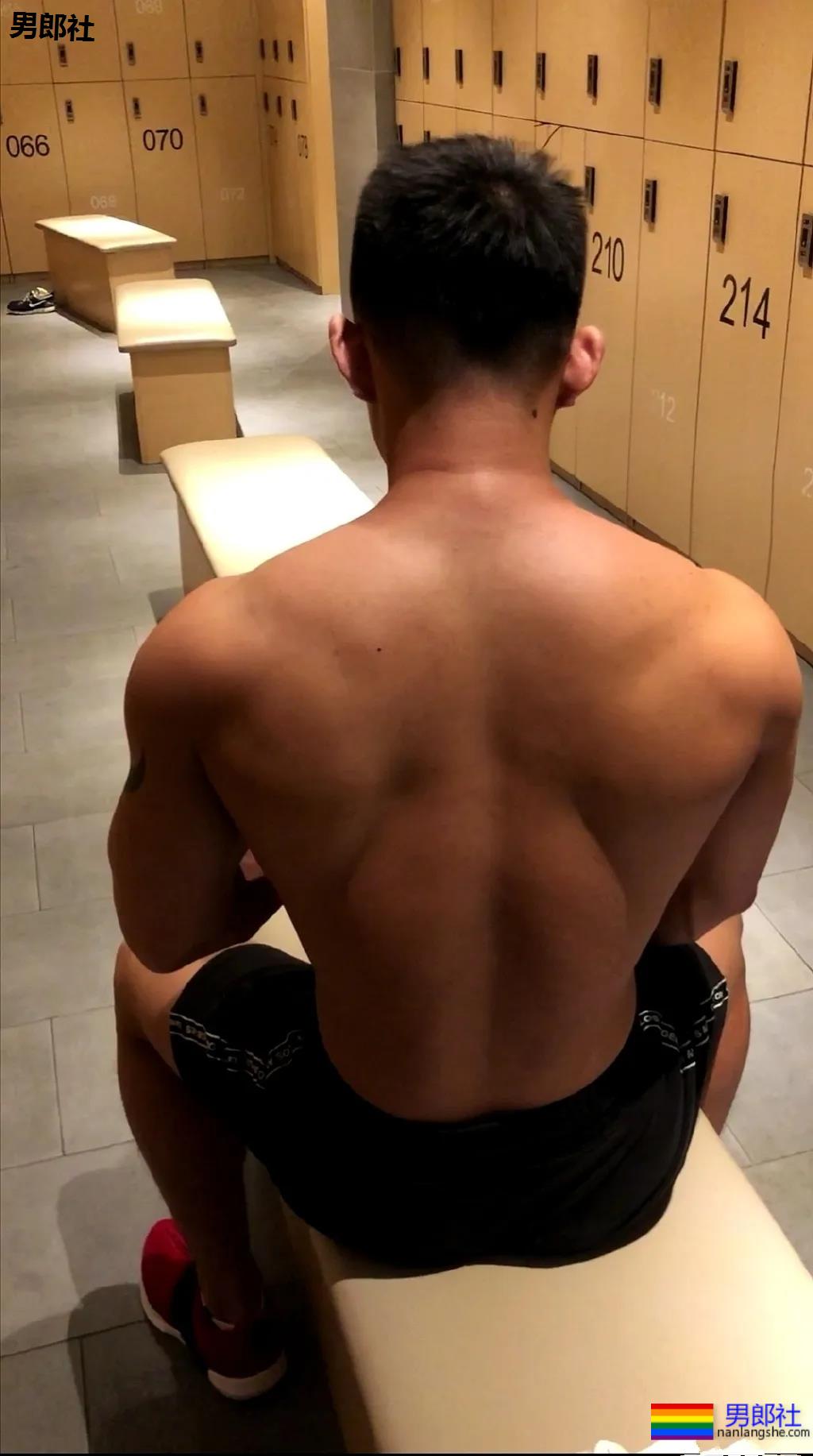 漫展黝黑筋肉男火了！短发天菜体育生小钢砲，这身腱子肉绝了！ - 51虹马