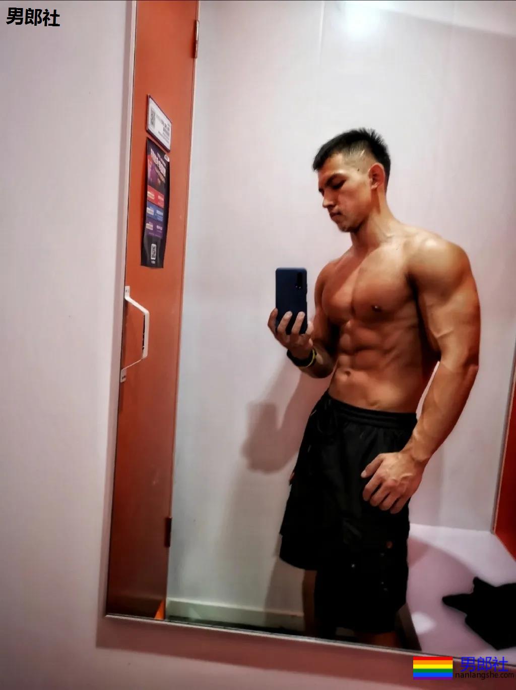 漫展黝黑筋肉男火了！短发天菜体育生小钢砲，这身腱子肉绝了！ - 51虹马