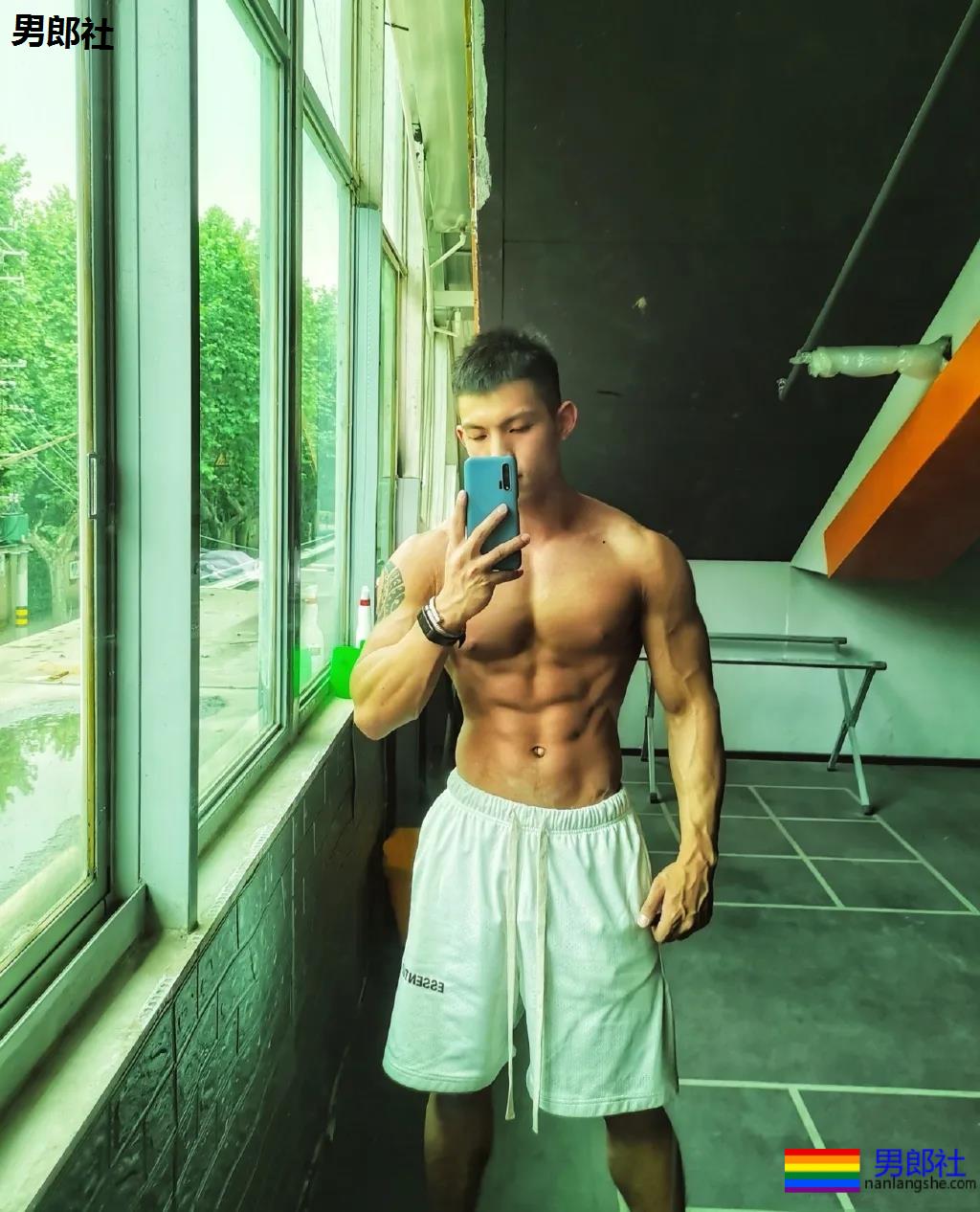 漫展黝黑筋肉男火了！短发天菜体育生小钢砲，这身腱子肉绝了！ - 51虹马