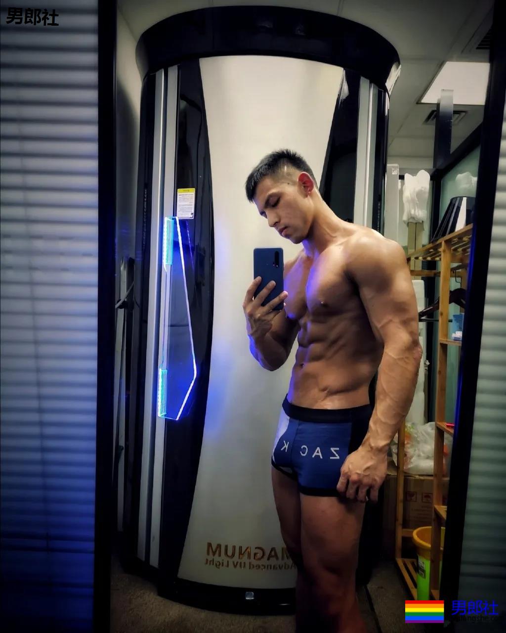 漫展黝黑筋肉男火了！短发天菜体育生小钢砲，这身腱子肉绝了！ - 51虹马