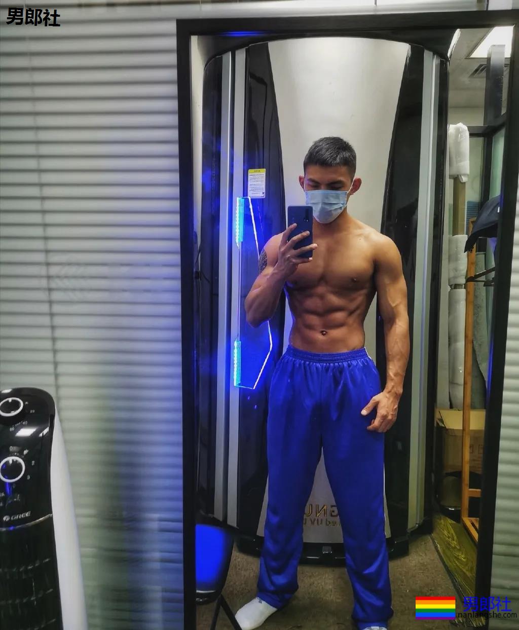 漫展黝黑筋肉男火了！短发天菜体育生小钢砲，这身腱子肉绝了！ - 51虹马