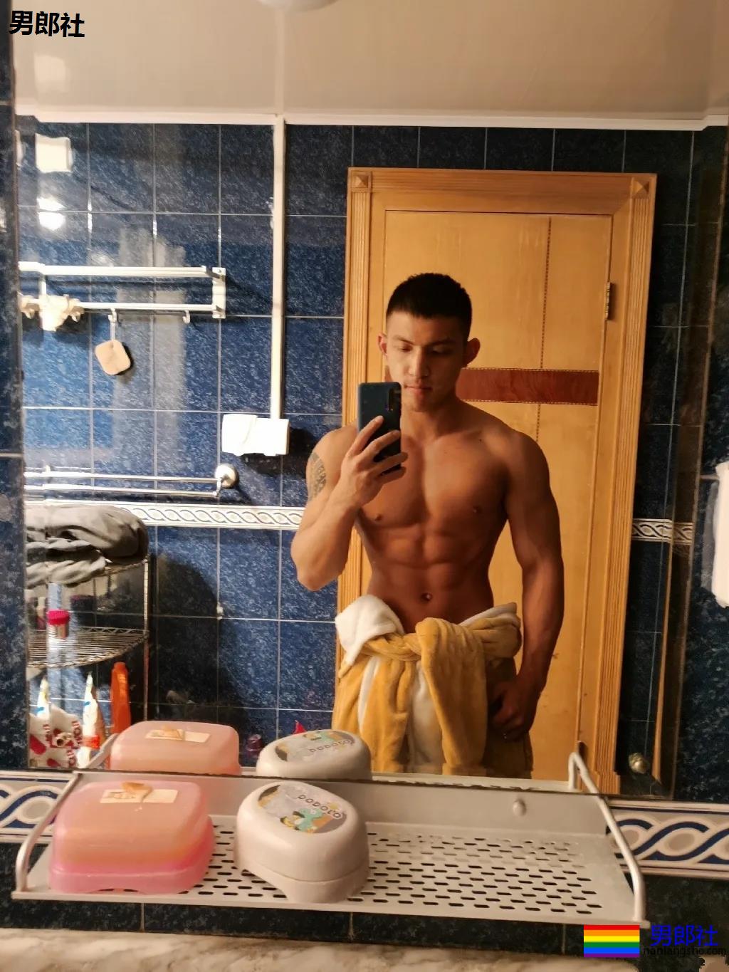 漫展黝黑筋肉男火了！短发天菜体育生小钢砲，这身腱子肉绝了！ - 51虹马