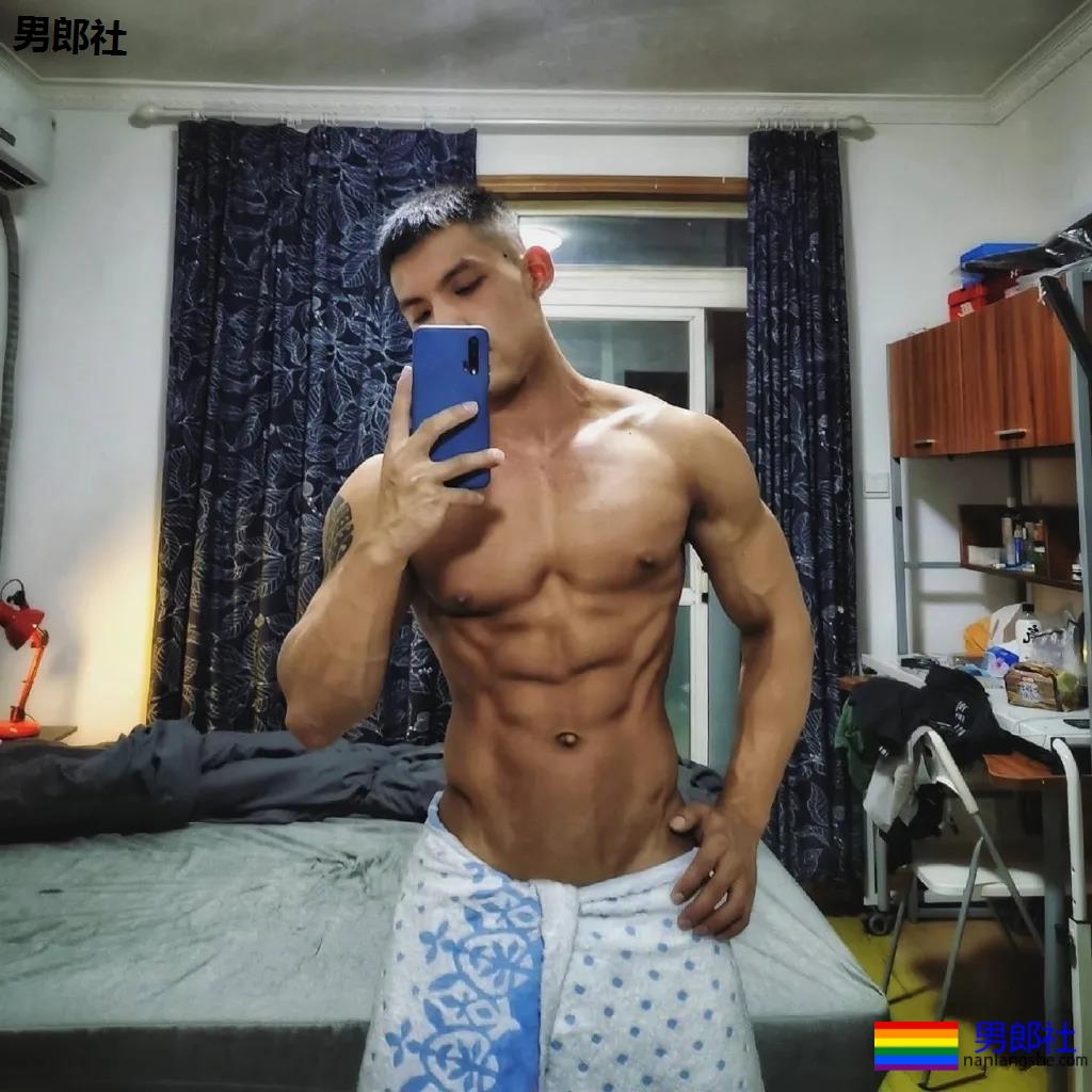 漫展黝黑筋肉男火了！短发天菜体育生小钢砲，这身腱子肉绝了！ - 51虹马