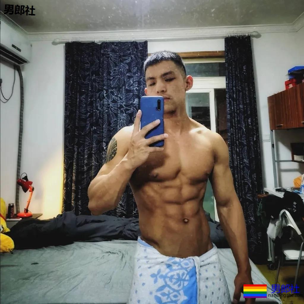 漫展黝黑筋肉男火了！短发天菜体育生小钢砲，这身腱子肉绝了！ - 51虹马