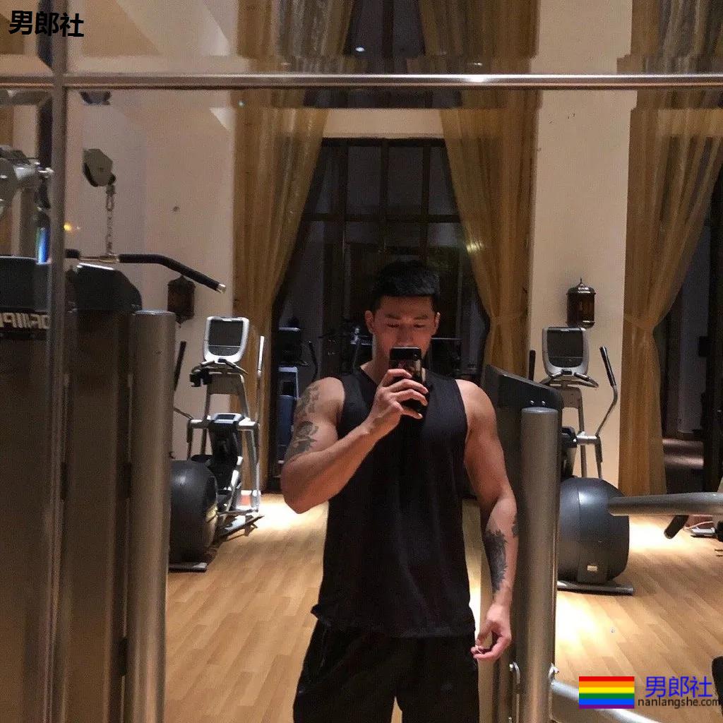 大鼻子直男脸筋肉体育生，大胸公狗腰怕你顶不住哦！ - 51虹马