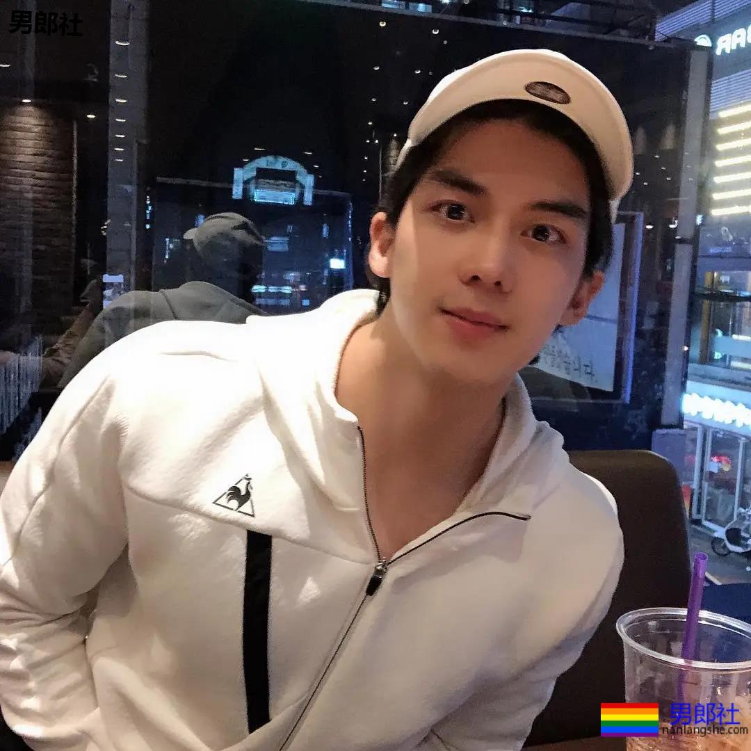 以为这次真见到“小哥”了,体验了一把颜值和身材不符 - 51虹马 以为这次真见到“小哥”了,体验了一把颜值和身材不符 - 51虹马