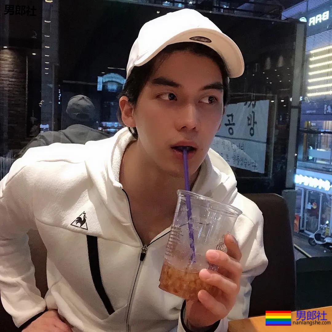 以为这次真见到“小哥”了,体验了一把颜值和身材不符 - 51虹马 以为这次真见到“小哥”了,体验了一把颜值和身材不符 - 51虹马