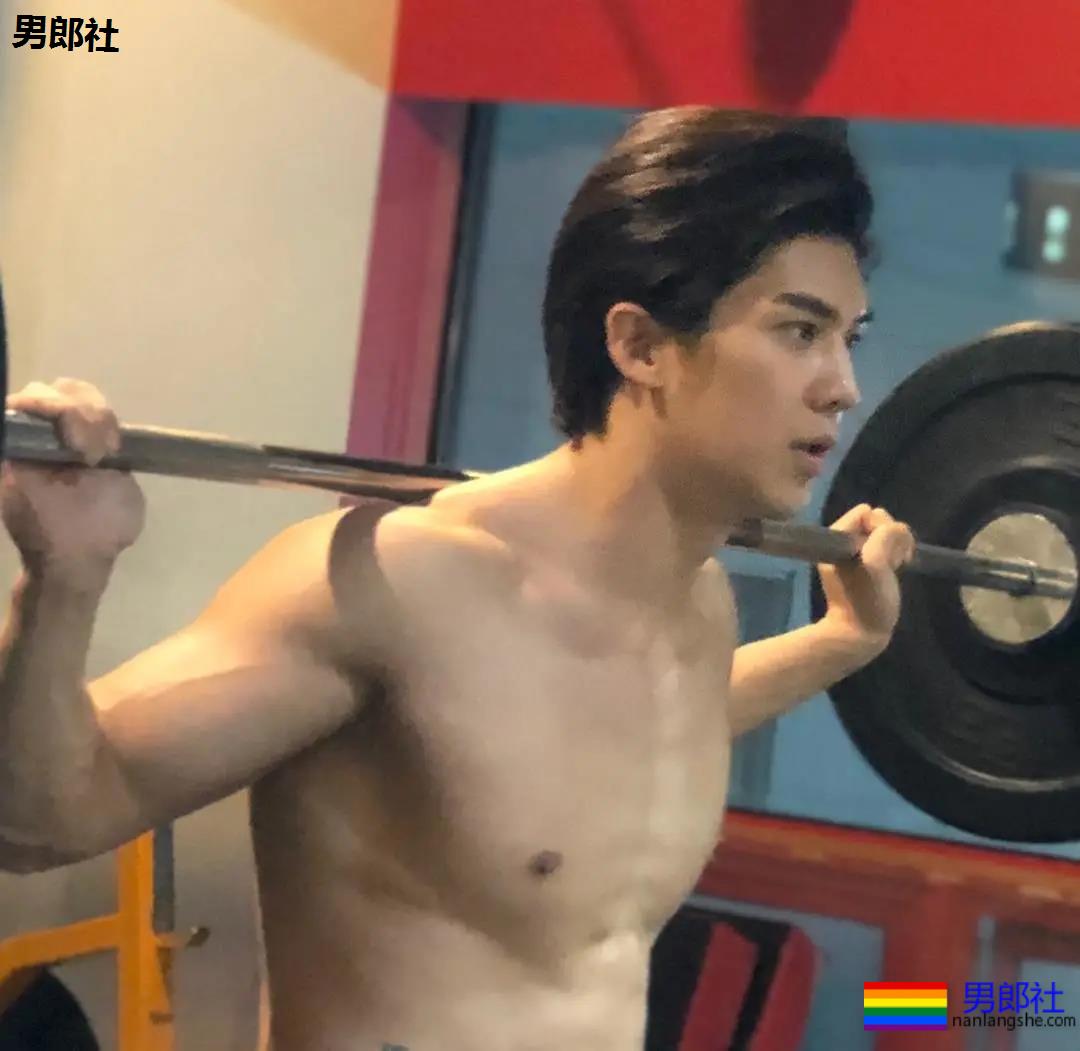 以为这次真见到“小哥”了,体验了一把颜值和身材不符 - 51虹马 以为这次真见到“小哥”了,体验了一把颜值和身材不符 - 51虹马