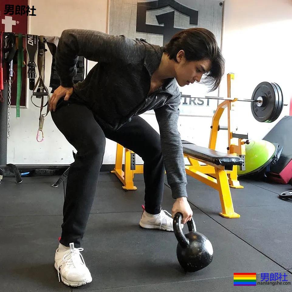 以为这次真见到“小哥”了,体验了一把颜值和身材不符 - 51虹马 以为这次真见到“小哥”了,体验了一把颜值和身材不符 - 51虹马