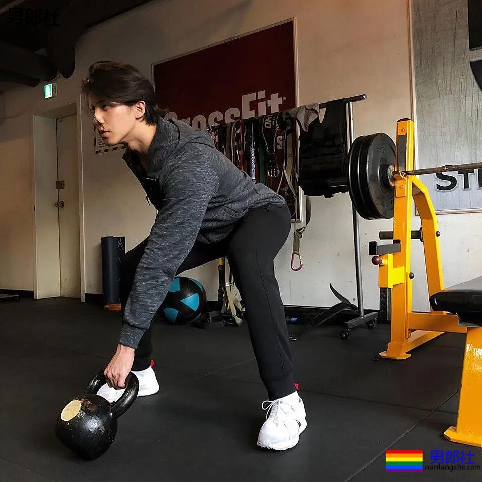 以为这次真见到“小哥”了,体验了一把颜值和身材不符 - 51虹马 以为这次真见到“小哥”了,体验了一把颜值和身材不符 - 51虹马