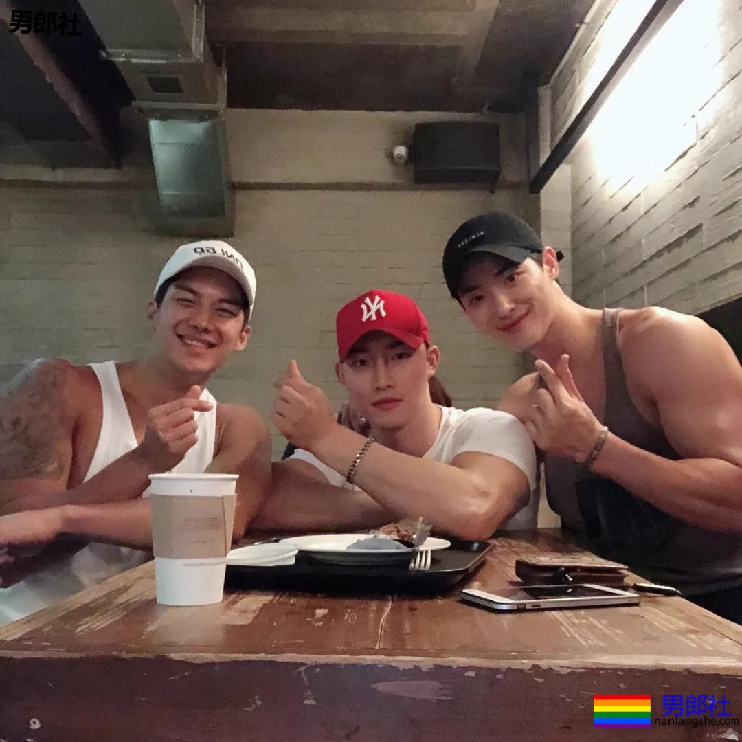 以为这次真见到“小哥”了,体验了一把颜值和身材不符 - 51虹马 以为这次真见到“小哥”了,体验了一把颜值和身材不符 - 51虹马