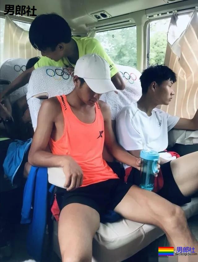 现在的男生的短裤怎么都那么短啊？？？ - 51虹马