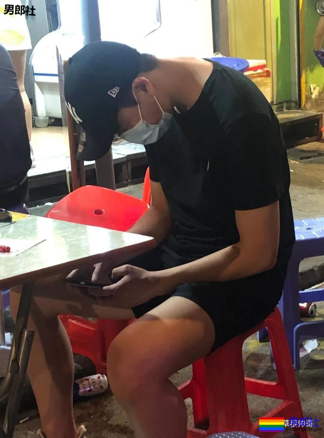 现在的男生的短裤怎么都那么短啊？？？ - 51虹马