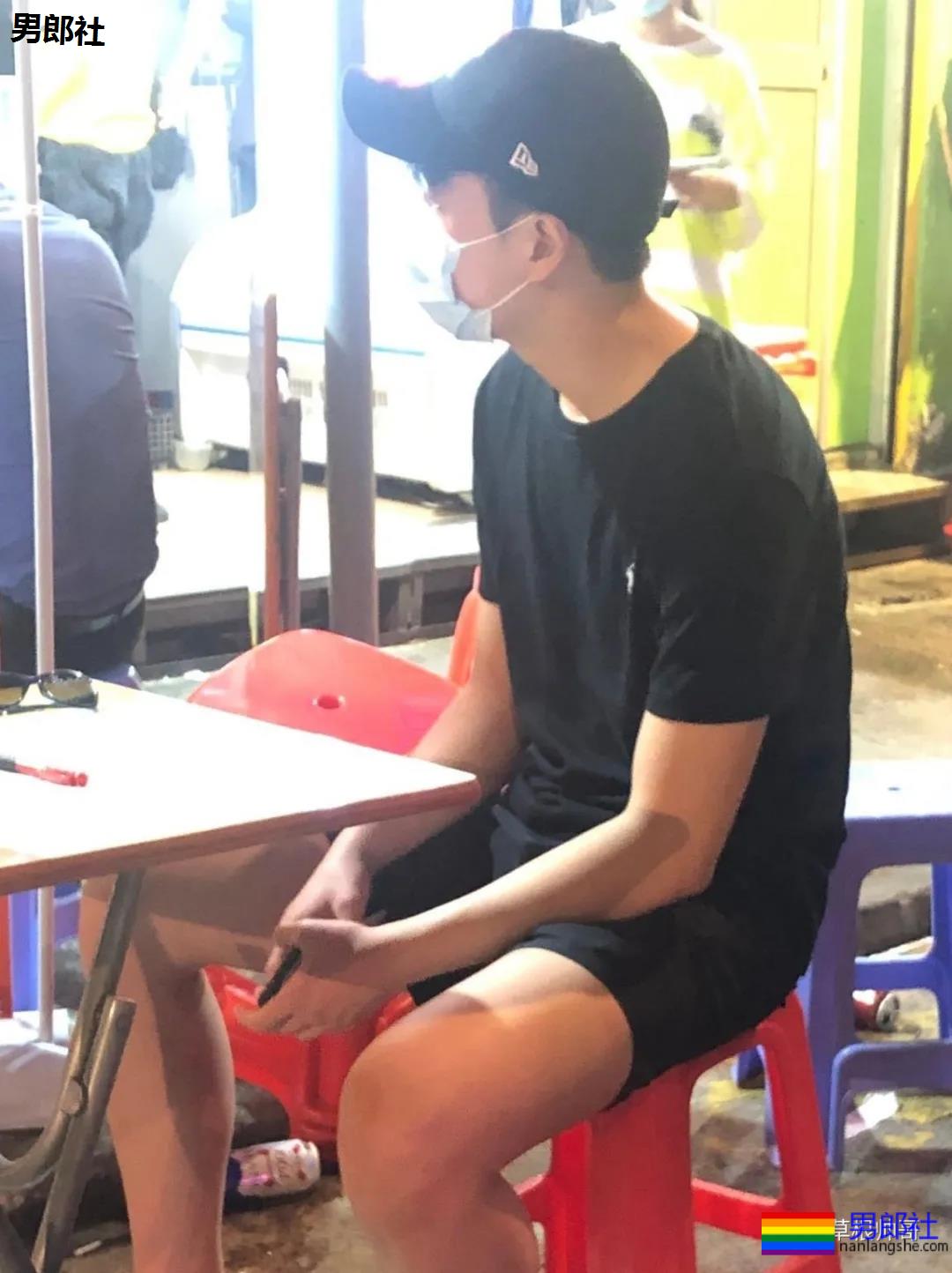 现在的男生的短裤怎么都那么短啊？？？ - 51虹马