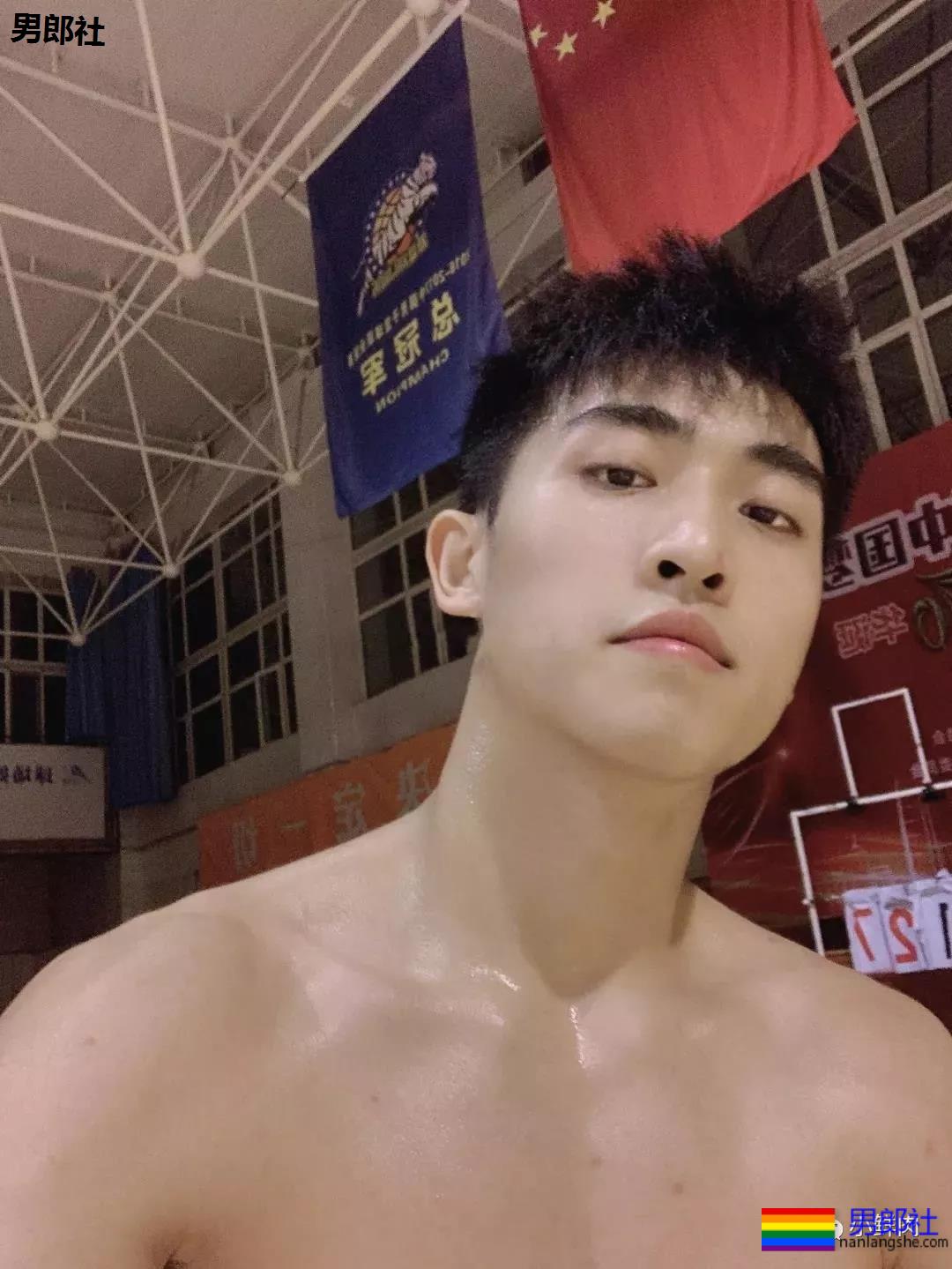 西安体院招生海报被指低俗不堪,这究竟是戳到谁? - 51虹马 西安体院招生海报被指低俗不堪,这究竟是戳到谁? - 51虹马