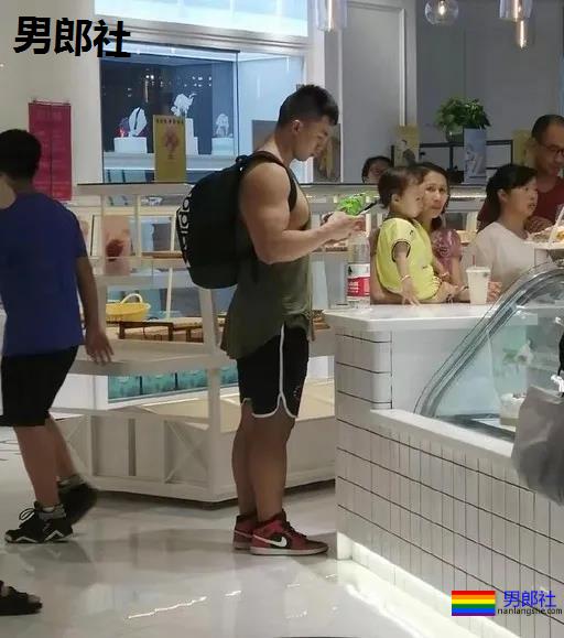 96年成都健身教练被偷拍走红，这胸太太太大了！-51虹马