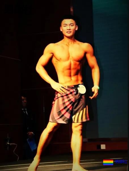 96年成都健身教练被偷拍走红,这胸太太太大了! - 51虹马 96年成都健身教练被偷拍走红,这胸太太太大了! - 51虹马