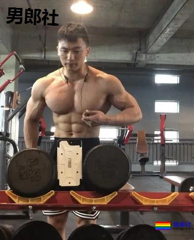 96年成都健身教练被偷拍走红,这胸太太太大了! - 51虹马 96年成都健身教练被偷拍走红,这胸太太太大了! - 51虹马