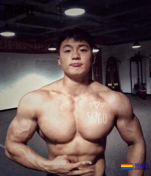 96年成都健身教练被偷拍走红,这胸太太太大了! - 51虹马 96年成都健身教练被偷拍走红,这胸太太太大了! - 51虹马