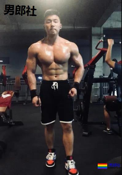 96年成都健身教练被偷拍走红,这胸太太太大了! - 51虹马 96年成都健身教练被偷拍走红,这胸太太太大了! - 51虹马