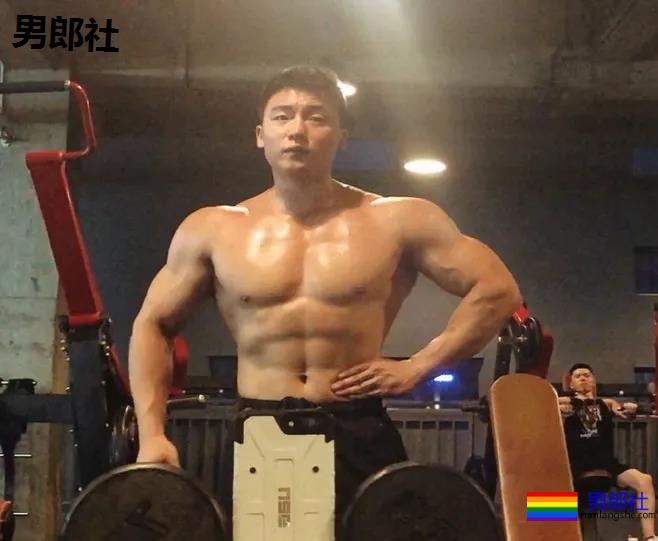 96年成都健身教练被偷拍走红,这胸太太太大了! - 51虹马 96年成都健身教练被偷拍走红,这胸太太太大了! - 51虹马