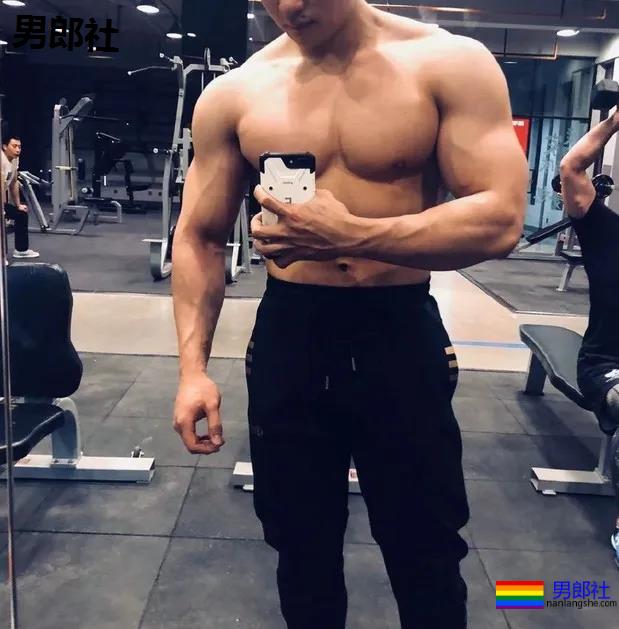 96年成都健身教练被偷拍走红,这胸太太太大了! - 51虹马 96年成都健身教练被偷拍走红,这胸太太太大了! - 51虹马