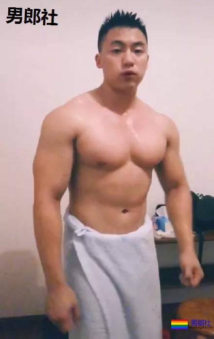 96年成都健身教练被偷拍走红,这胸太太太大了! - 51虹马 96年成都健身教练被偷拍走红,这胸太太太大了! - 51虹马