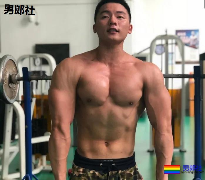 96年成都健身教练被偷拍走红,这胸太太太大了! - 51虹马 96年成都健身教练被偷拍走红,这胸太太太大了! - 51虹马