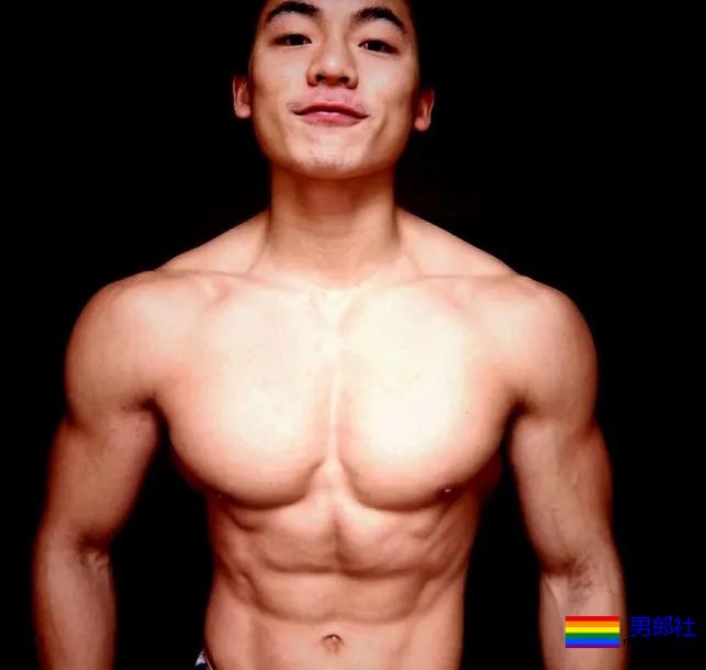 96年成都健身教练被偷拍走红,这胸太太太大了! - 51虹马 96年成都健身教练被偷拍走红,这胸太太太大了! - 51虹马