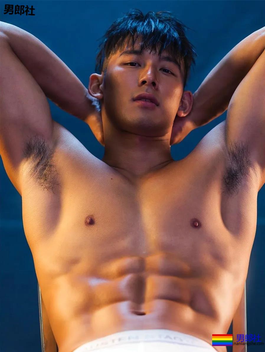 户外冲凉的腹肌私教被男摄影师攻陷，黝黑腱子肉身材A爆了！ - 51虹马