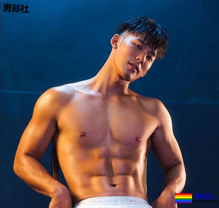 户外冲凉的腹肌私教被男摄影师攻陷，黝黑腱子肉身材A爆了！ - 51虹马