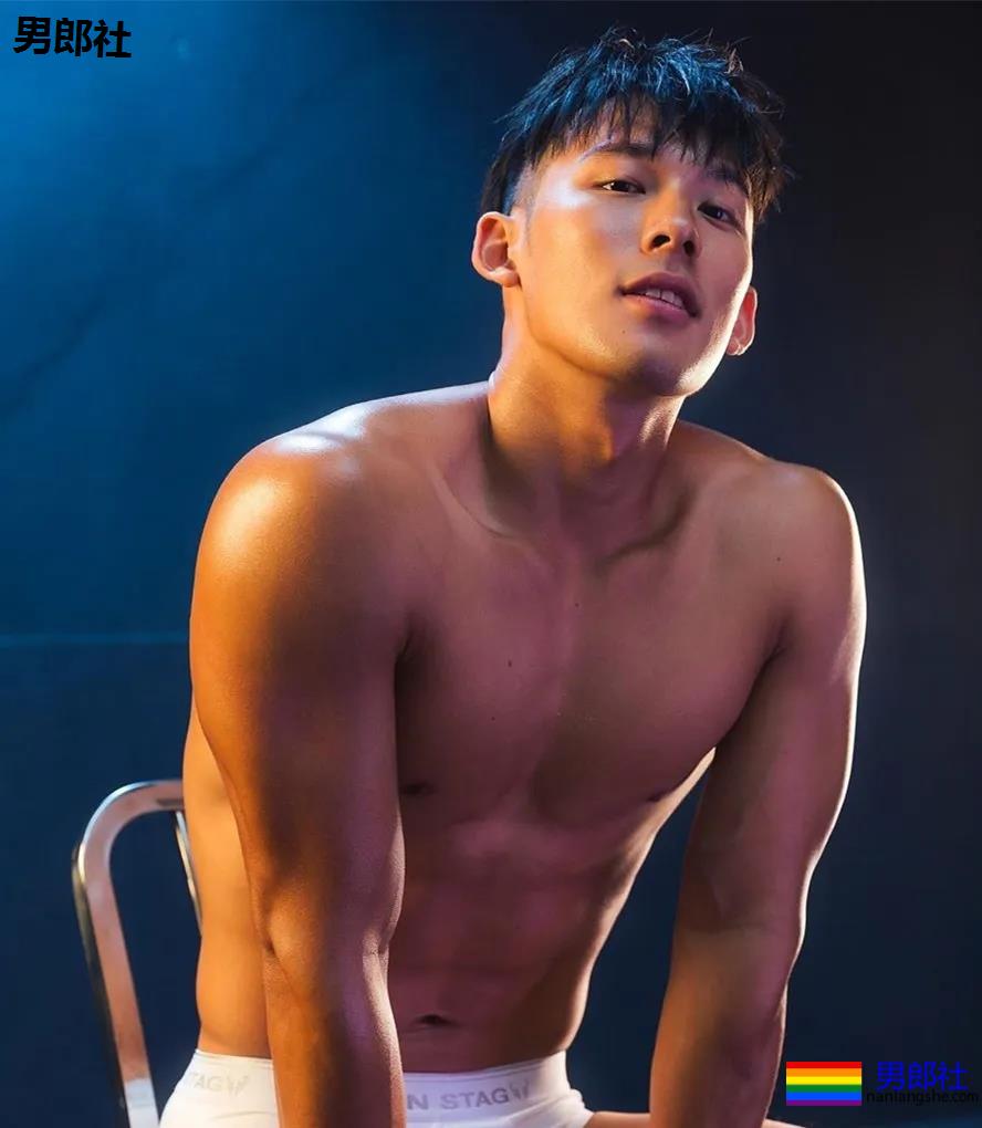 户外冲凉的腹肌私教被男摄影师攻陷，黝黑腱子肉身材A爆了！ - 51虹马