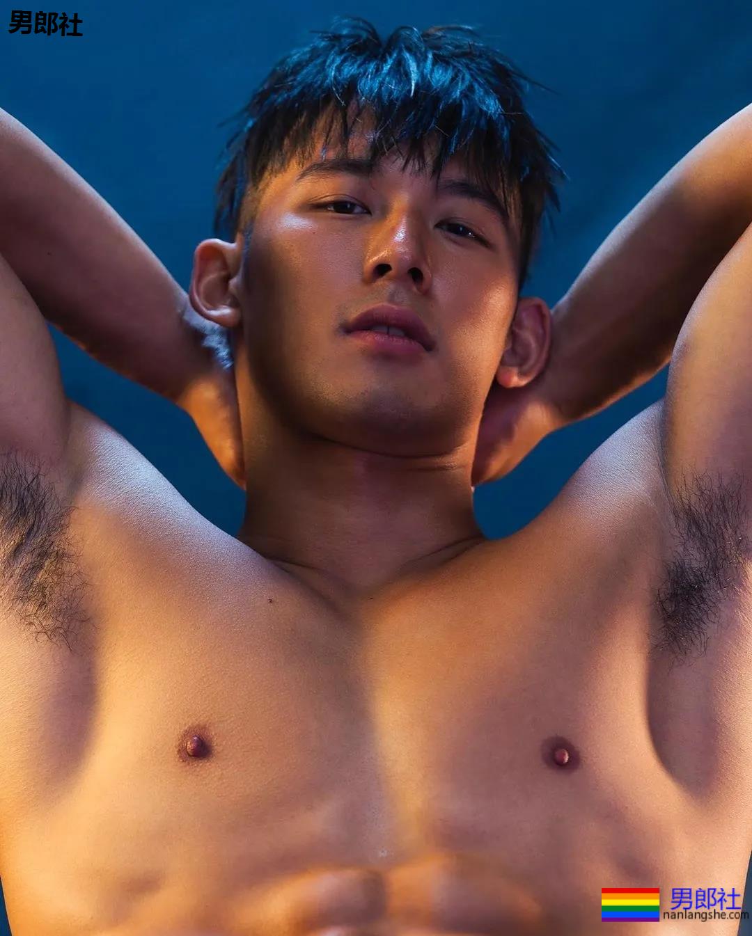 户外冲凉的腹肌私教被男摄影师攻陷，黝黑腱子肉身材A爆了！ - 51虹马