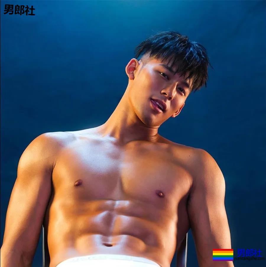 户外冲凉的腹肌私教被男摄影师攻陷，黝黑腱子肉身材A爆了！ - 51虹马