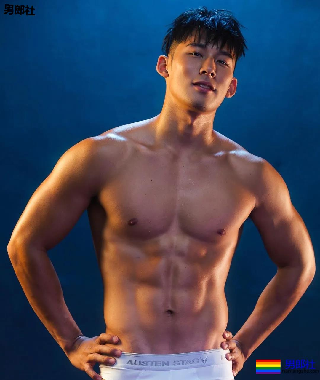 户外冲凉的腹肌私教被男摄影师攻陷，黝黑腱子肉身材A爆了！ - 51虹马